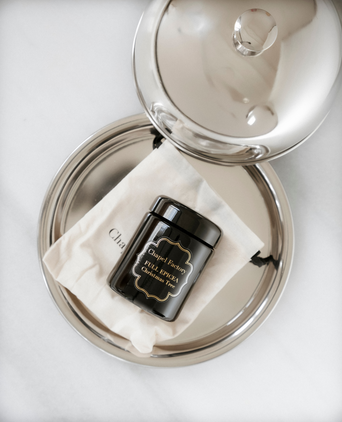 Chapel Factory Geurkaars - Full Epicea - Christmas Tree Kerst kaars van Chapel factory - FULL EPICEA in hotel schaal opgediend, ingezoomd shot