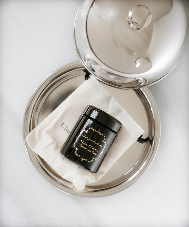 Kerst kaars van Chapel factory - FULL EPICEA in hotel schaal opgediend, uitgezoomd shot