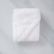 badcape baby in wit, flat lay shot opgevouwen met marmeren achtergrond