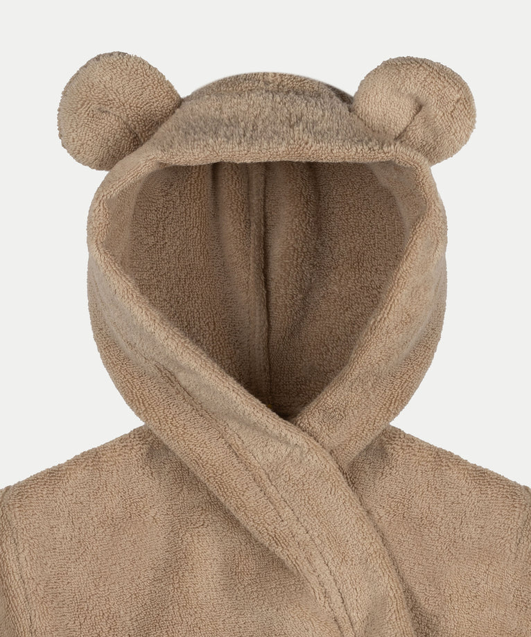 Close-up van capuchon kinderbadjas met oortjes latte
