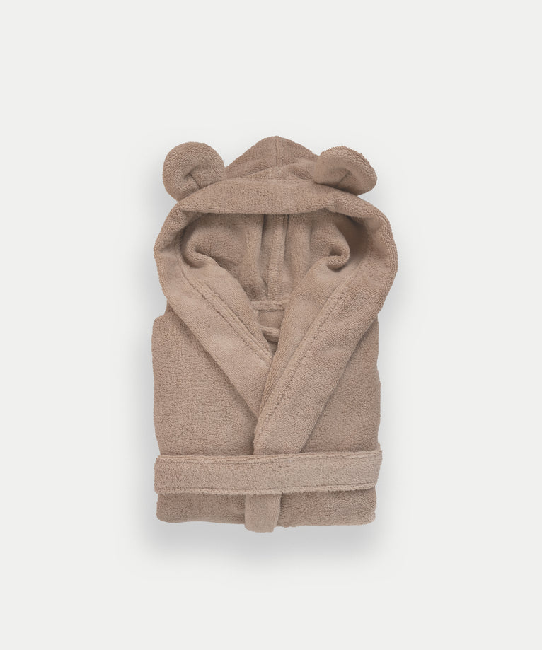 Flat lay van beige kinderbadjas met capuchon en oortjes