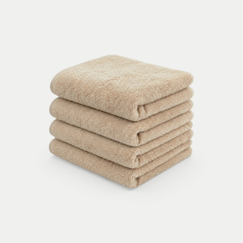 Stapel van vier zachte beige handdoeken van DOUXE