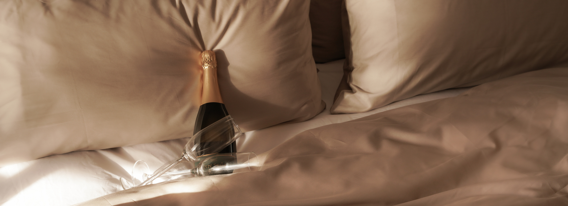 DOUXE champagne bedlinnen desktop banner