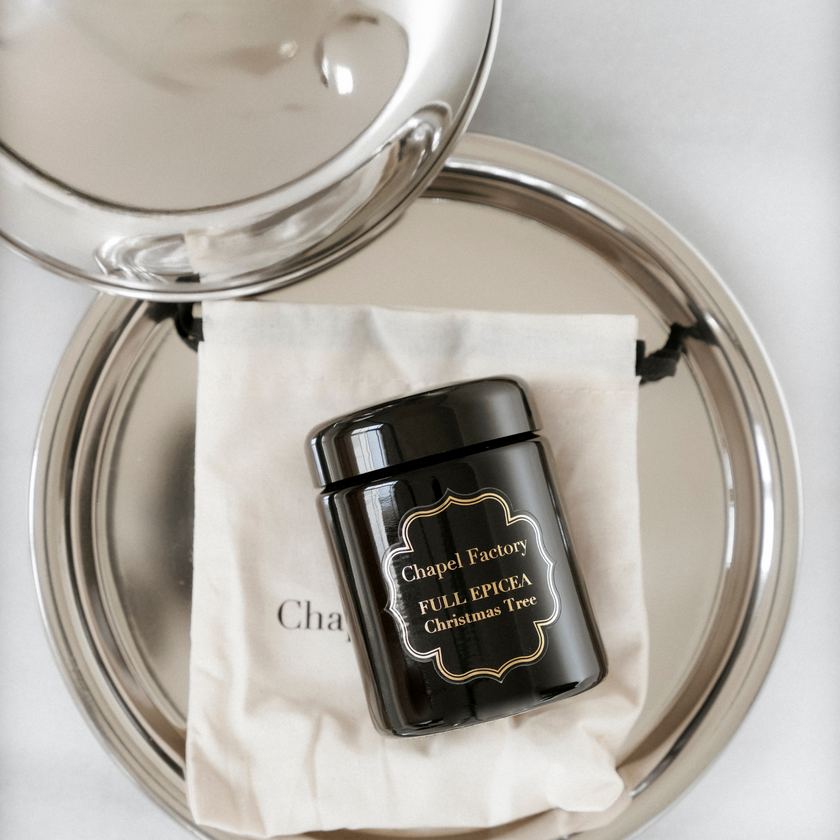 Kerst kaars van Chapel factory - FULL EPICEA in hotel schaal opgediend, ingezoomd shot