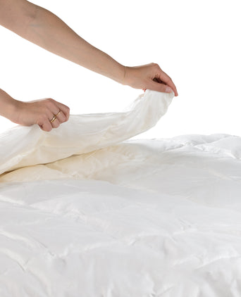 Exclusive Zomer Dekbed - 90% Dons | Outlet Zomer dekbed van dons hangend met zomerachtergrond