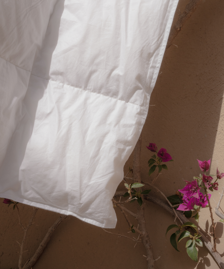 Zomer dekbed van dons hangend met zomerachtergrond