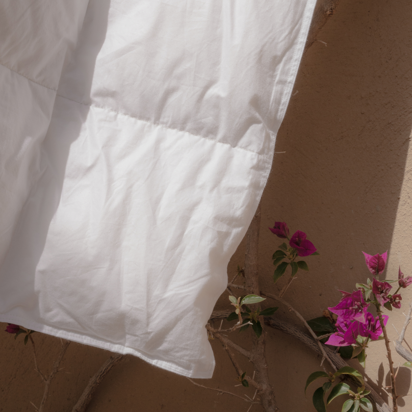 Zomer dekbed van dons hangend met zomerachtergrond