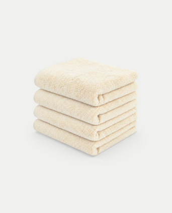 Stapel van vier zachte beige handdoeken van DOUXE