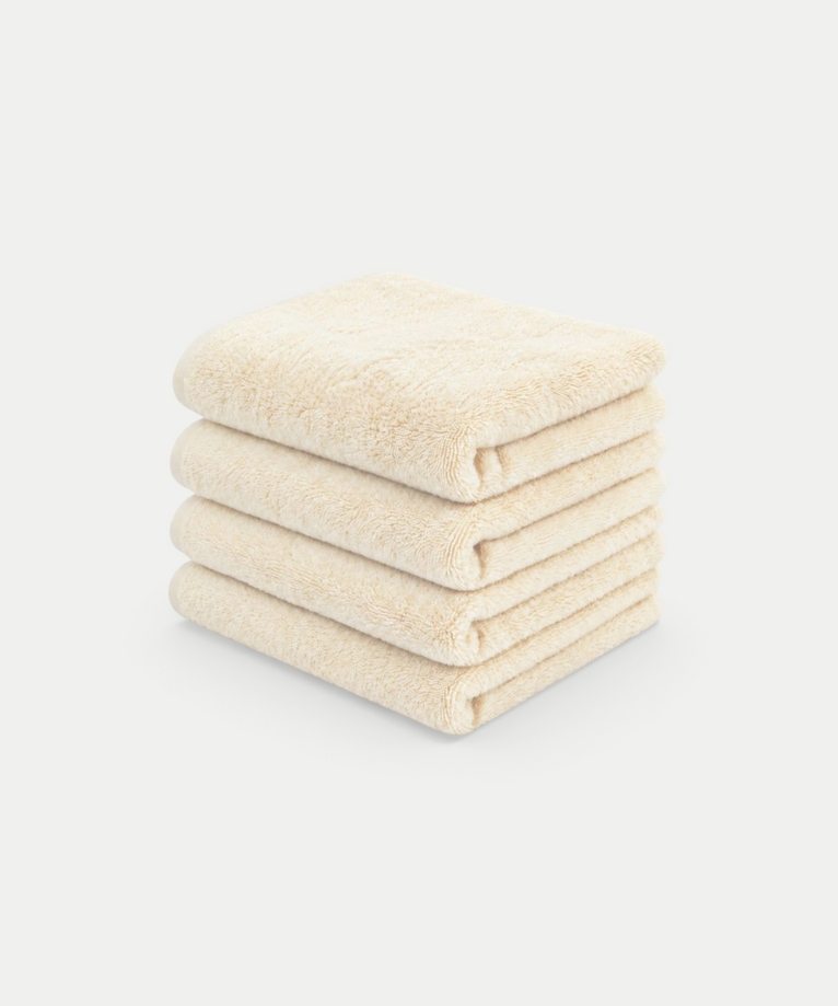 Stapel van vier zachte beige handdoeken van DOUXE