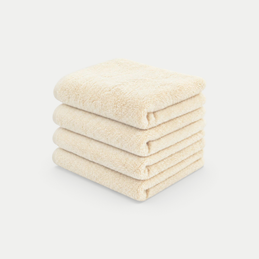 Stapel van vier zachte beige handdoeken van DOUXE