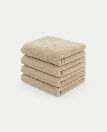 Stapel van vier zachte beige handdoeken van DOUXE