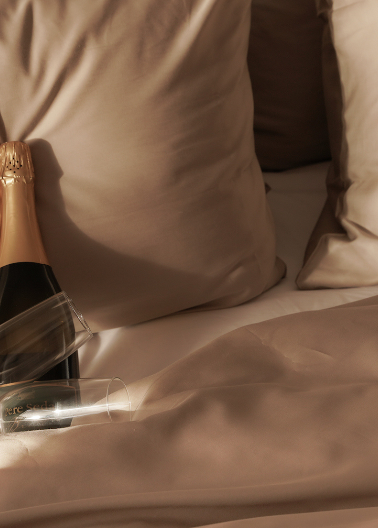 DOUXE champagne bedlinnen desktop banner